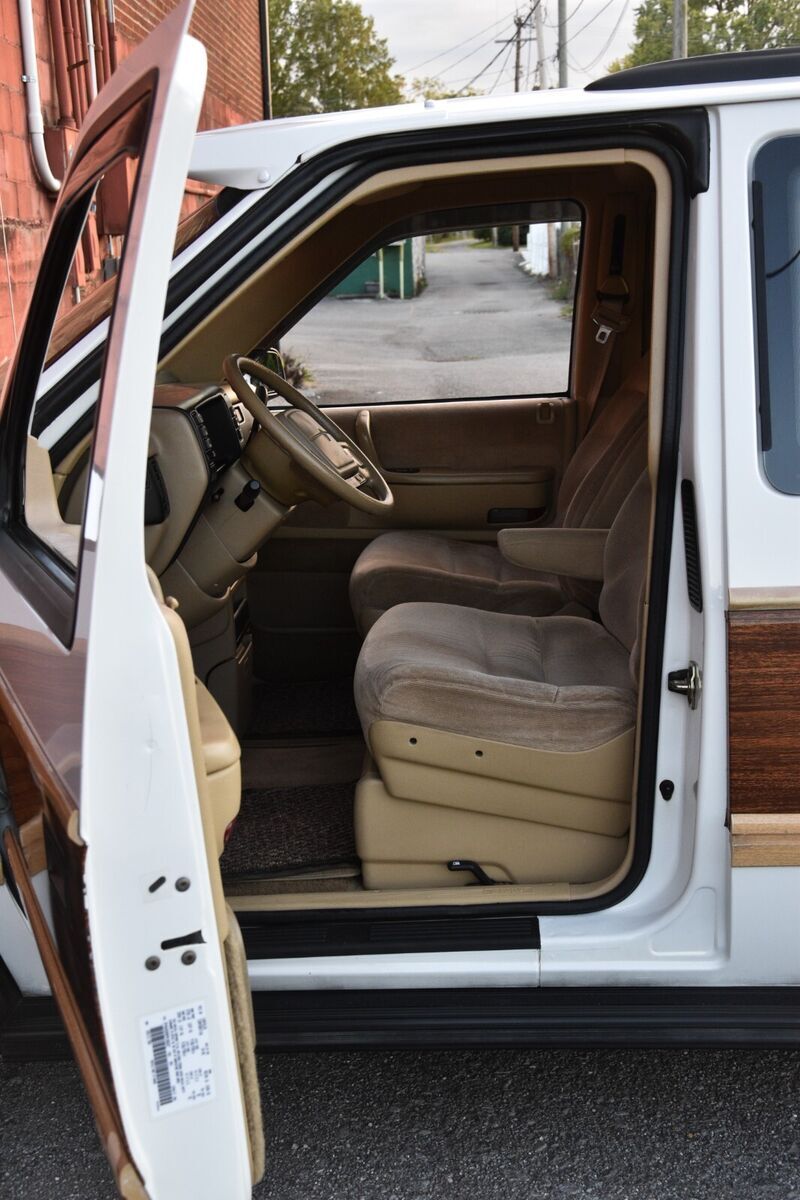 1993 Plymouth Voyager LE - photo 8