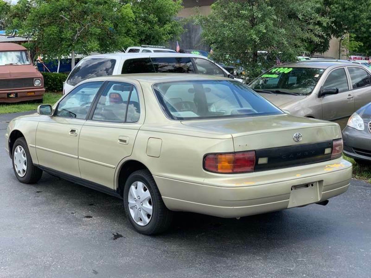 1993 Toyota Camry DX 4dr Sedan - photo 3