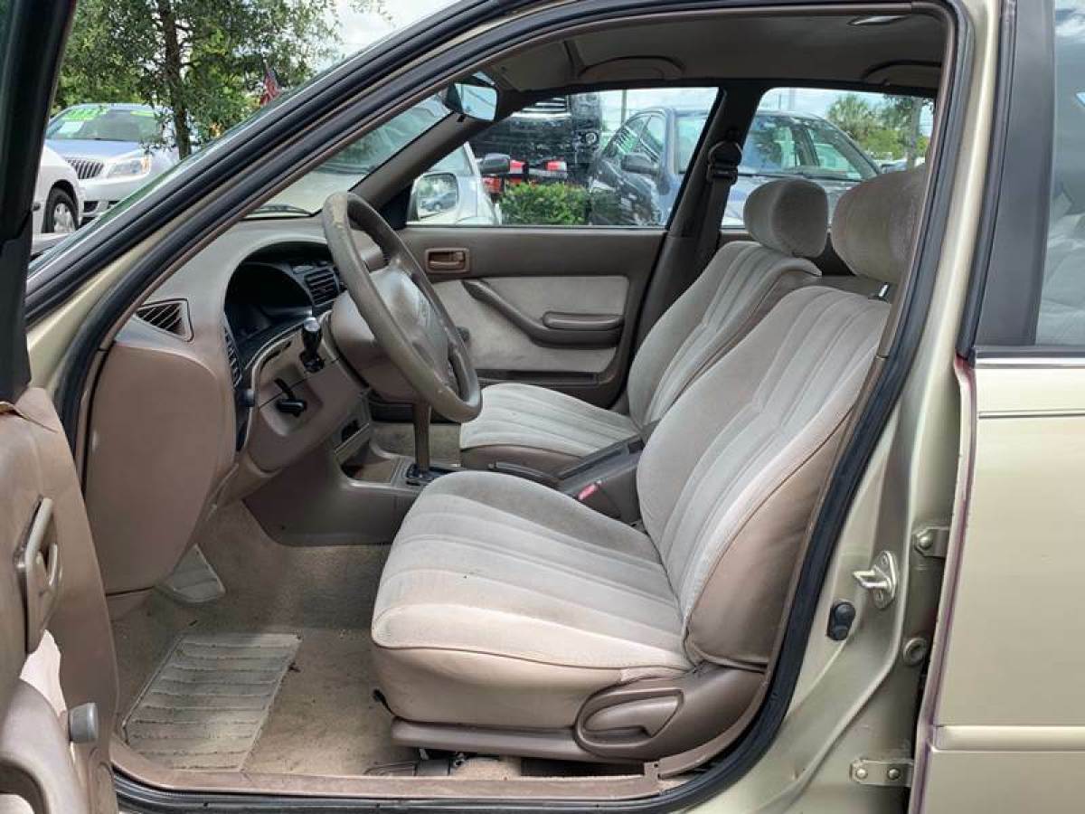 1993 Toyota Camry DX 4dr Sedan - photo 8