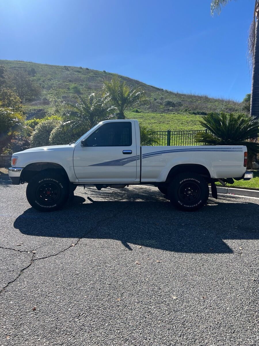 1993 Toyota Pickup 1/2 TON SHORT WHEELBASE DX - photo 2