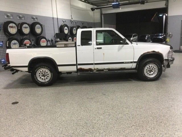 1993 Chevrolet S-10 Base Extended Cab Pickup 2-Door - photo 2