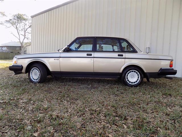 1993 Volvo 240 Base Sedan 4-Door - photo 4