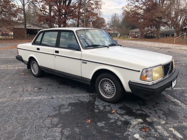 1993 Volvo 240 - NO RESERVE (Rare/Manual 5 Speed) 1993 Volvo 240