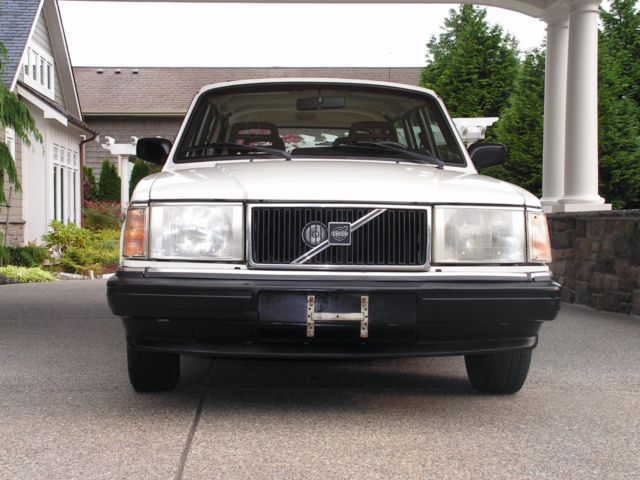 1993 Volvo 245 7-passenger Station Wagon 1993 Volvo 245 Tan