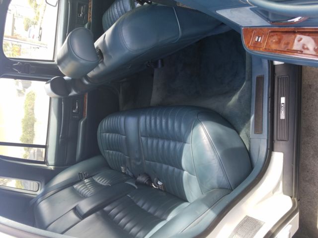 1993 Lincoln Town Car blue upholstery and wood trim - photo 3