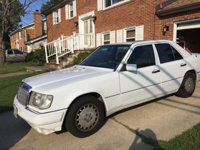 1993 white merceds benz 4 Dr 300E 2.8 Sedan moon roof power windows 1993 Mercedes-Benz 300-Series