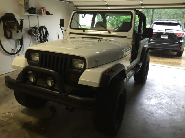 1994 2dr 6cyl HT Manual white gray lifted a/c bimini front/rear bmpr full spare 1994 Jeep Wrangler SE