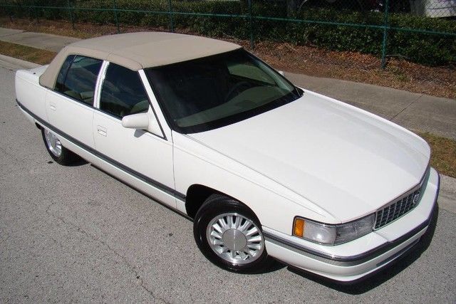 1994 Cadillac DeVille Concours Sedan 4-Door - photo 2