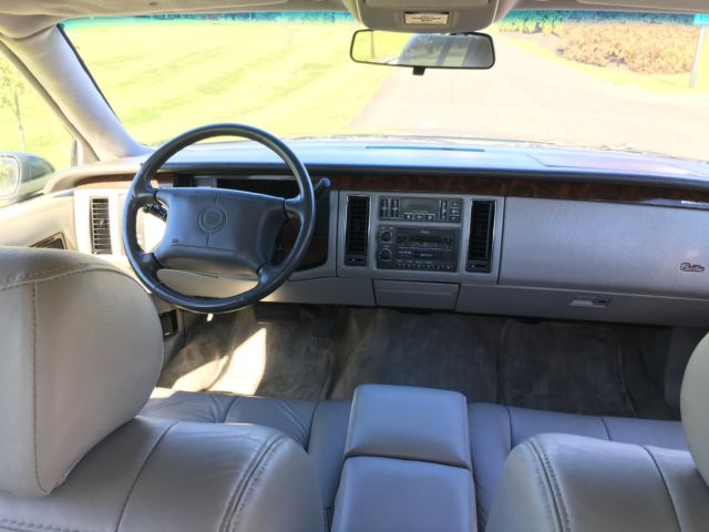 1994 Cadillac Fleetwood Base Sedan 4-Door - photo 10