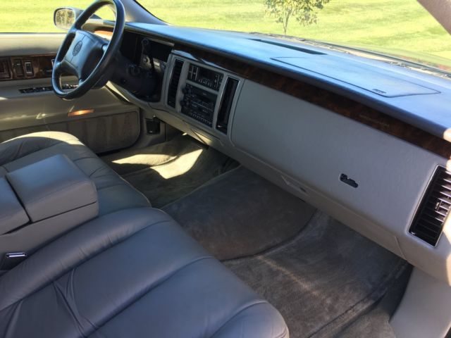 1994 Cadillac Fleetwood Base Sedan 4-Door - photo 11