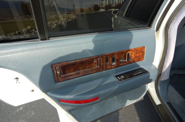 1994 Cadillac Fleetwood Brougham - photo 10