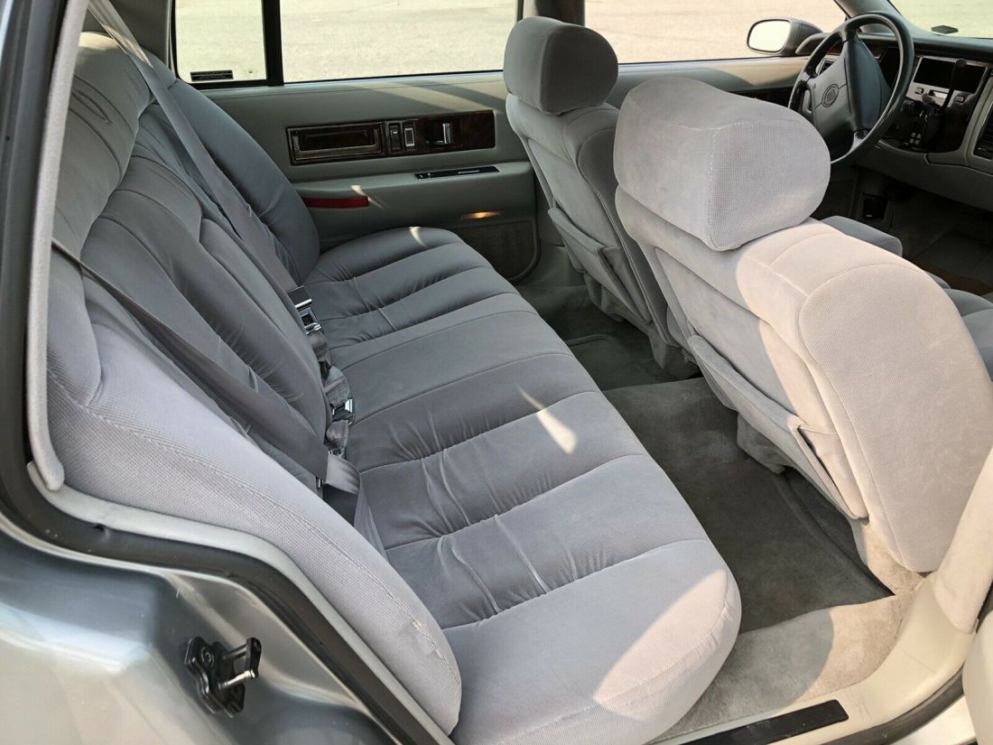 1994 Cadillac Fleetwood BASE - photo 8