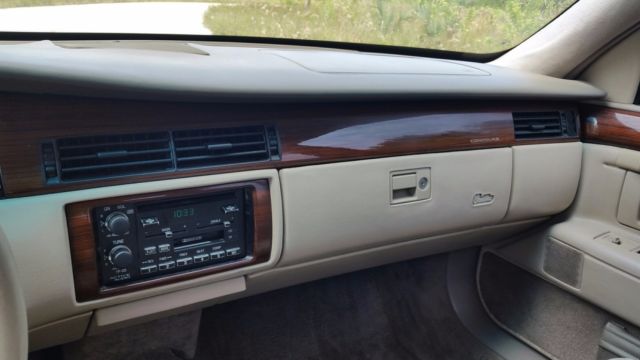 1994 Cadillac Fleetwood Base 4dr Sedan - photo 10
