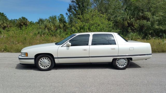 1994 Cadillac Fleetwood Base 4dr Sedan - photo 2