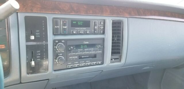 1994 Cadillac Fleetwood Base 4dr Sedan - photo 10