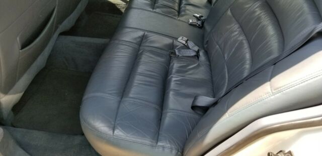 1994 Cadillac Fleetwood Base 4dr Sedan - photo 5
