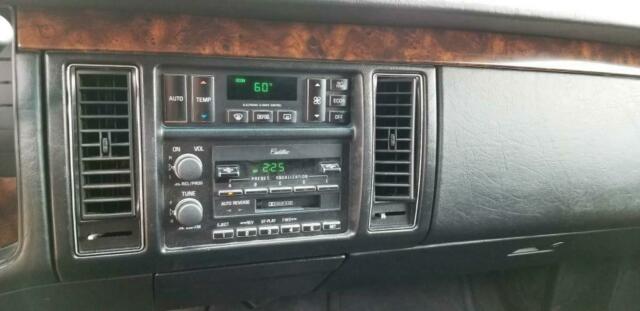 1994 Cadillac Fleetwood Base 4dr Sedan - photo 10