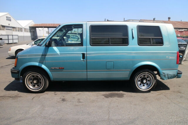 1994 Chevrolet Astro - photo 2