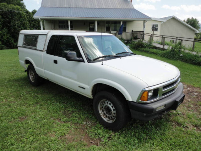 1994 CHEVROLET S-10 EXTENDED CAB PICK UP 4X4 with ALUMINUM CAP 1994 Chevrolet S-10