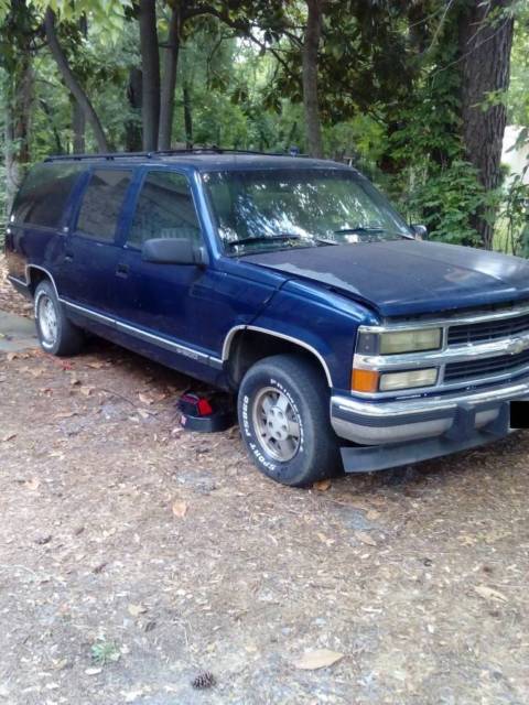 1994 Chevrolet Suburban C1500 mechanic's special! Runs good. Has body damage. 1994 Chevrolet Suburban 1500