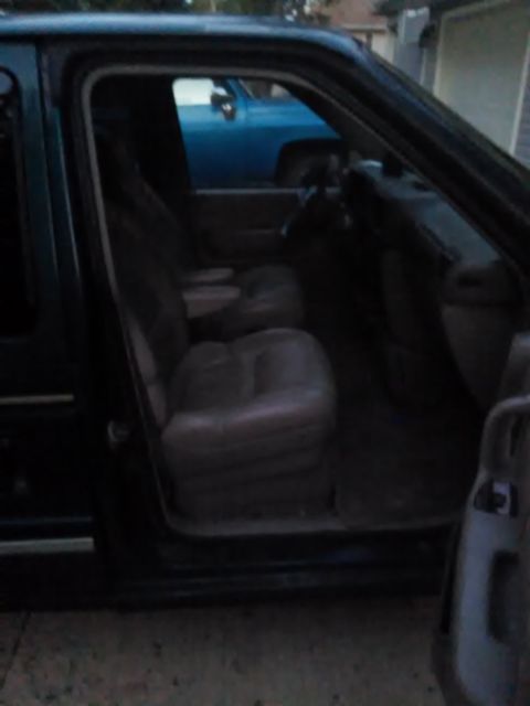 1994 Chrysler Town & Country - photo 2