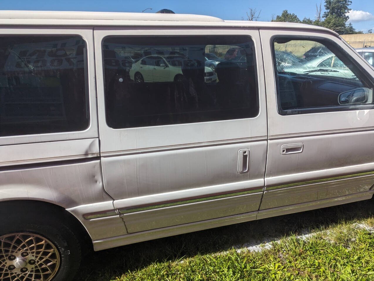 1994 Chrysler Town and Country Base 3dr Extended Mini Van - photo 5