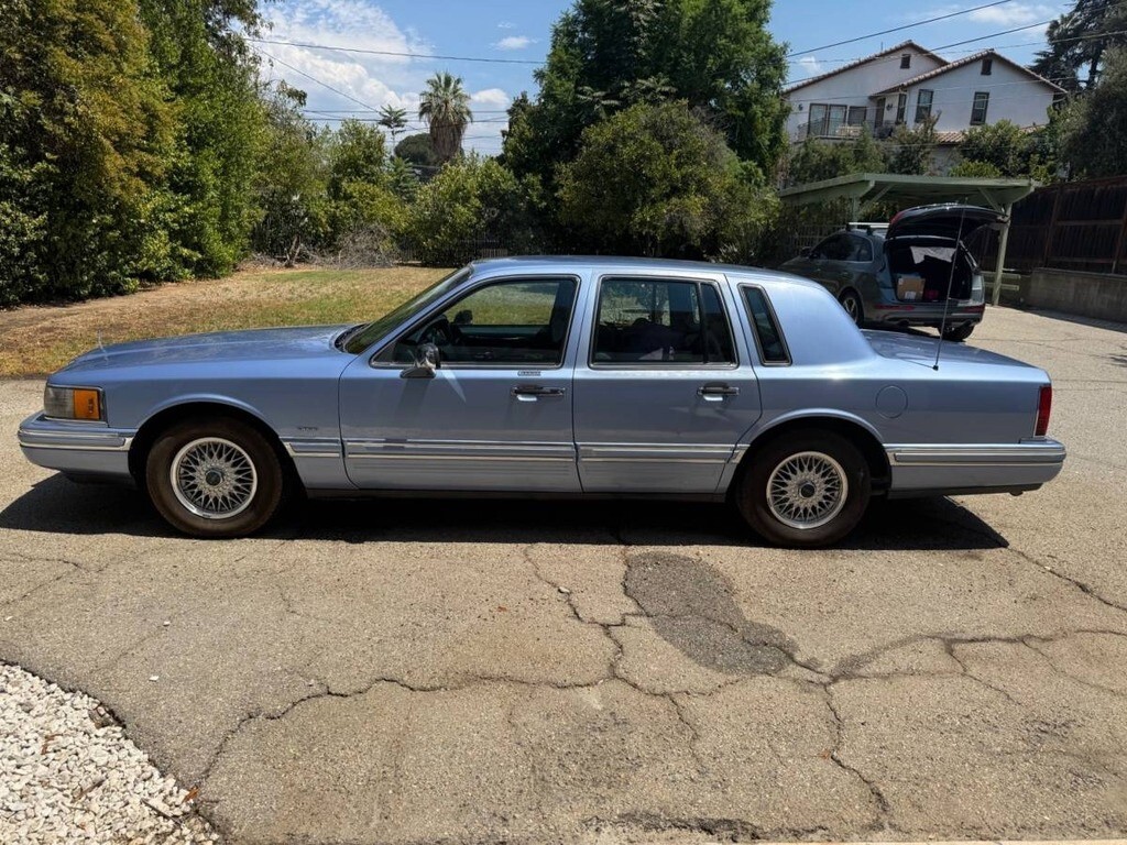 1994 Lincoln Town Car Executive 4dr Sedan Stock Number 111183 - photo 3