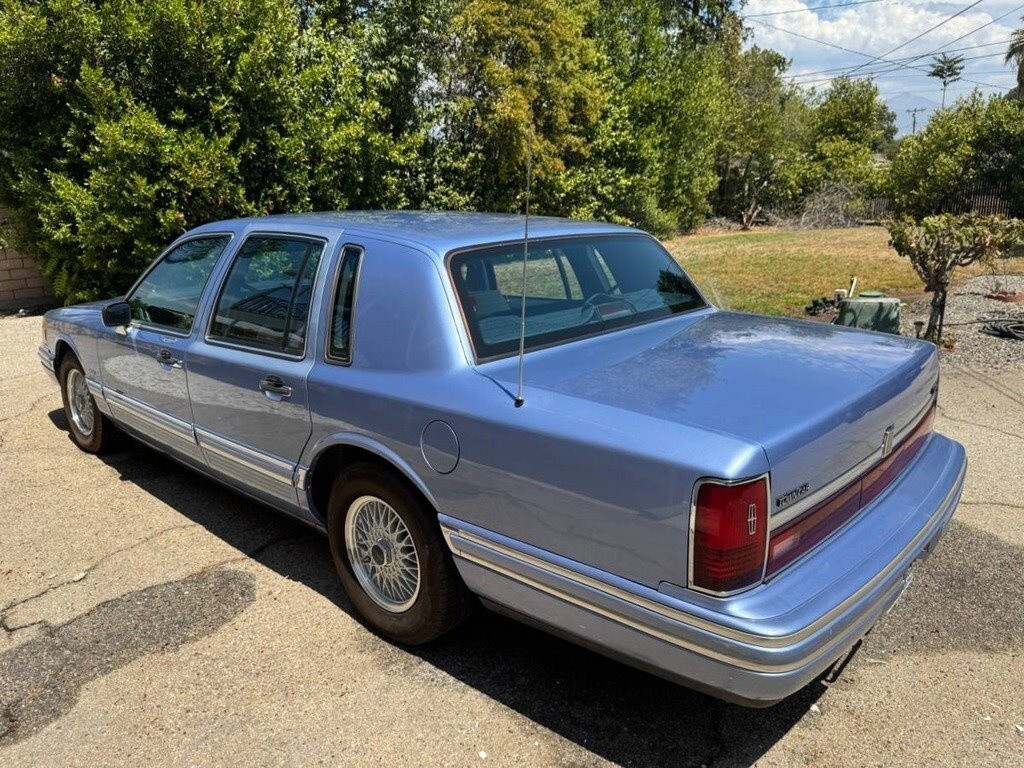 1994 Lincoln Town Car Executive 4dr Sedan Stock Number 111183 - photo 4