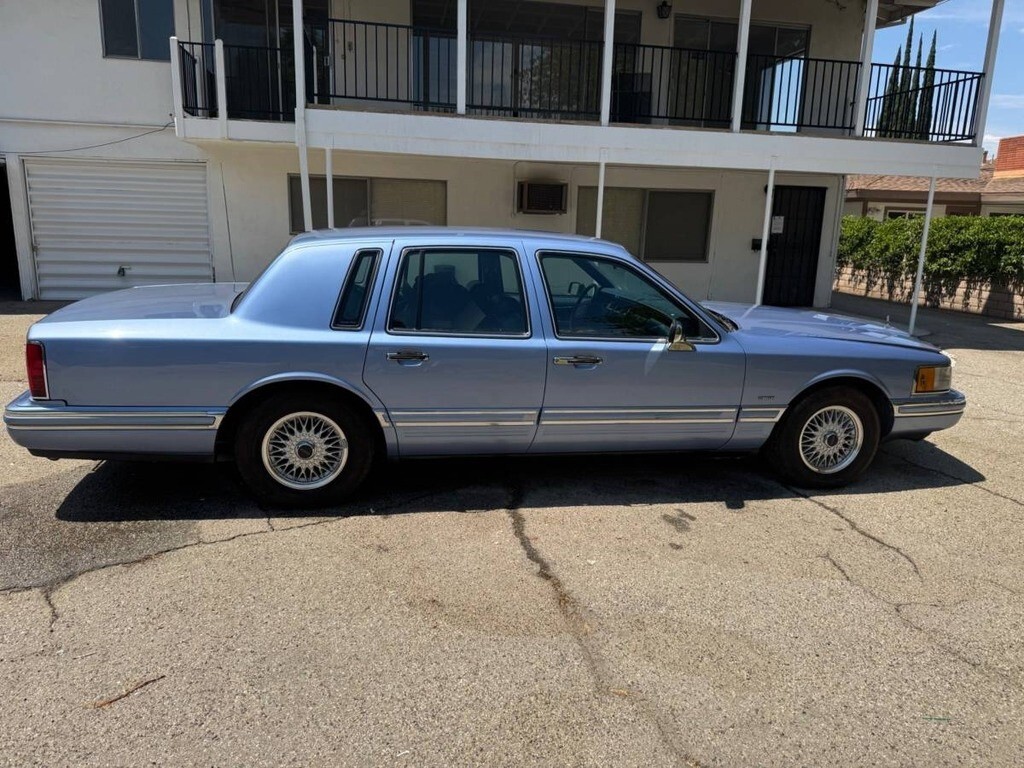 1994 Lincoln Town Car Executive 4dr Sedan Stock Number 111183 - photo 5
