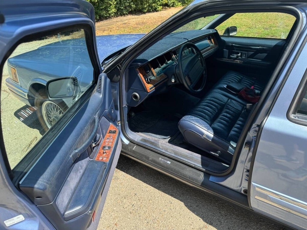 1994 Lincoln Town Car Executive 4dr Sedan Stock Number 111183 - photo 6