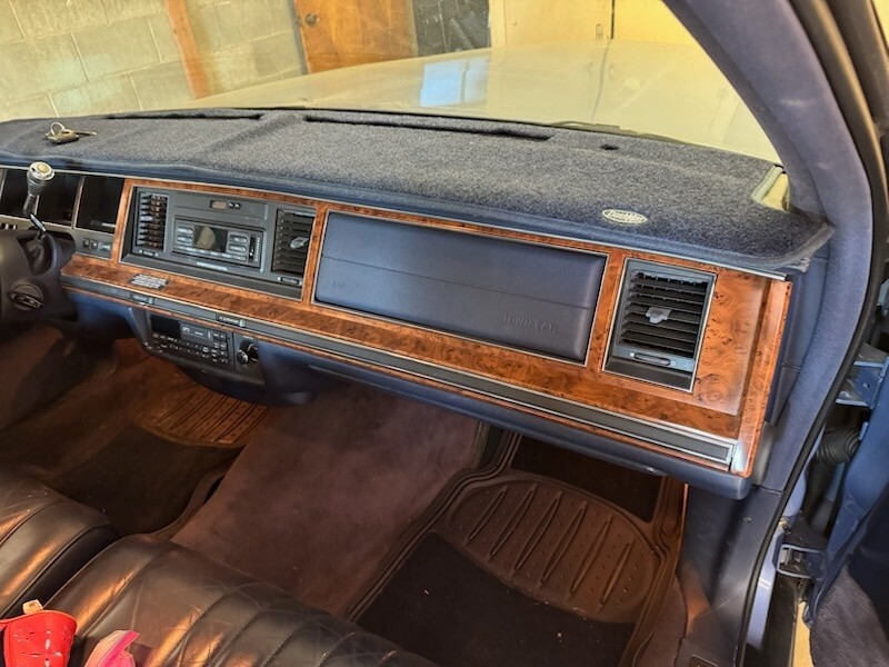 1994 Lincoln Town Car Executive 4dr Sedan Stock Number 111183 - photo 9