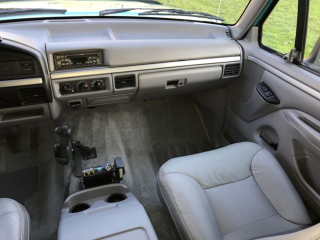 1994 Ford Bronco XLT Sport Utility 2-Door - photo 10