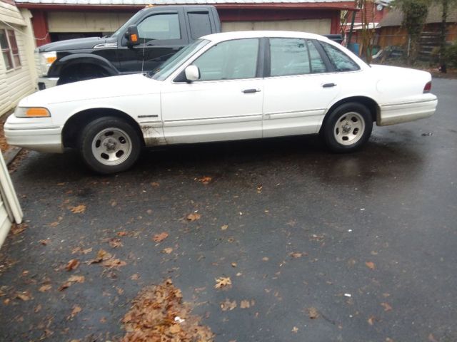 1994 Ford Crown Victoria Base - photo 2