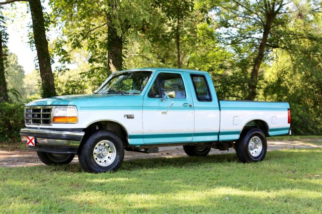 1994 Ford F-150 4x4 Classic Truck with 5.0L 8 cylinder engine 1994 Ford F-150 XLT