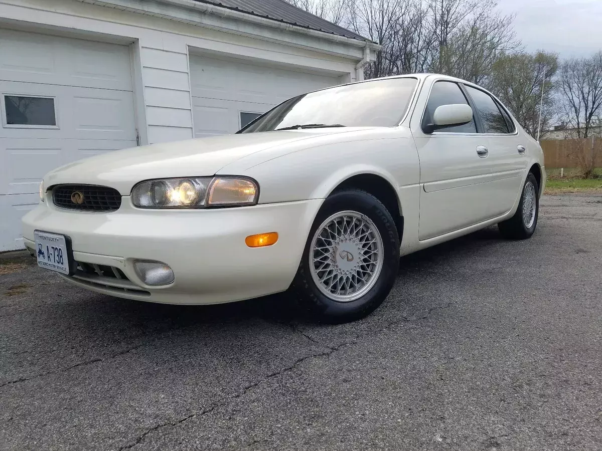 1994 INFINITI J30 Sedan White Gold Edition 1994 Infiniti J30 Gold Edition
