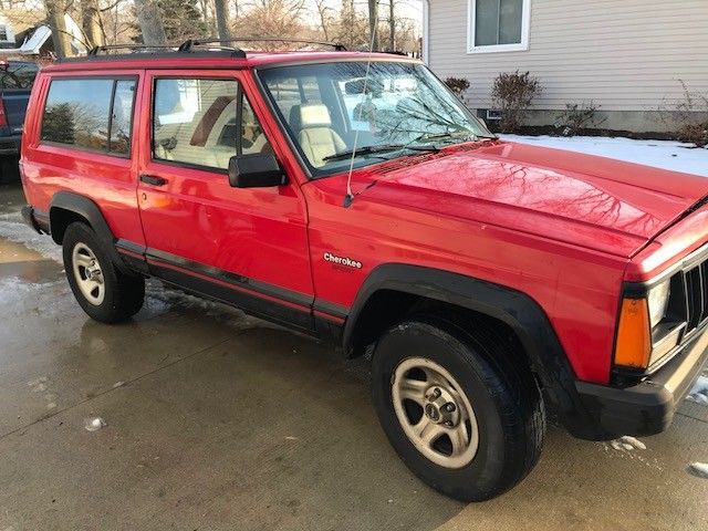 1994 Jeep Cherokee 2-door Sport with front end damage 1994 Jeep Cherokee Sport