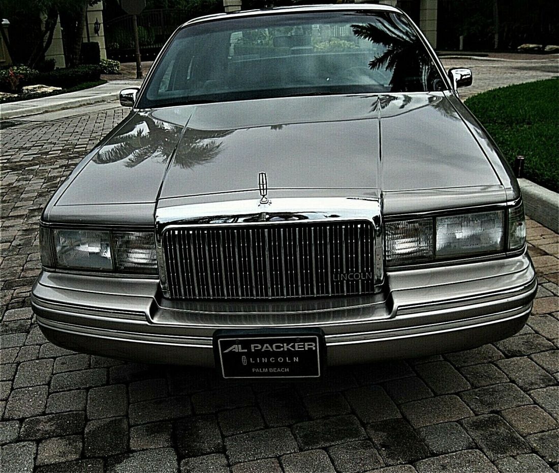 1994 LINCOLN TOWN CAR-70K-GARAGE KEPT! ORIGINAL FINISH! ALWAYS GARAGED! EXC-COND 1994 Lincoln Town Car