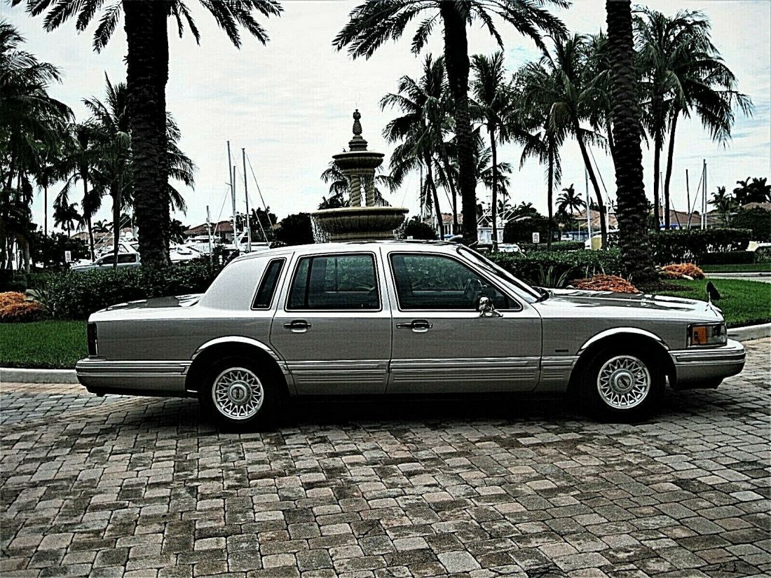 1994 Lincoln Town Car - photo 2
