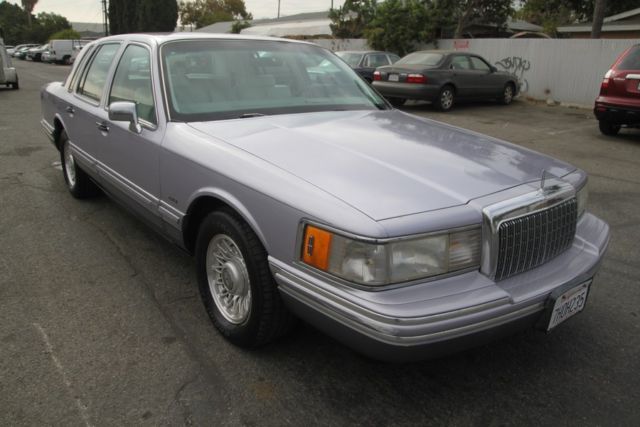 1994 Lincoln Town Car Automatic 8 Cylinder NO RESERVE 1994 Lincoln Town Car