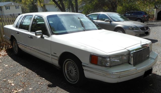 1994 Lincoln Town Car Executive Series 4-Door Sedan 1994 Lincoln Town Car