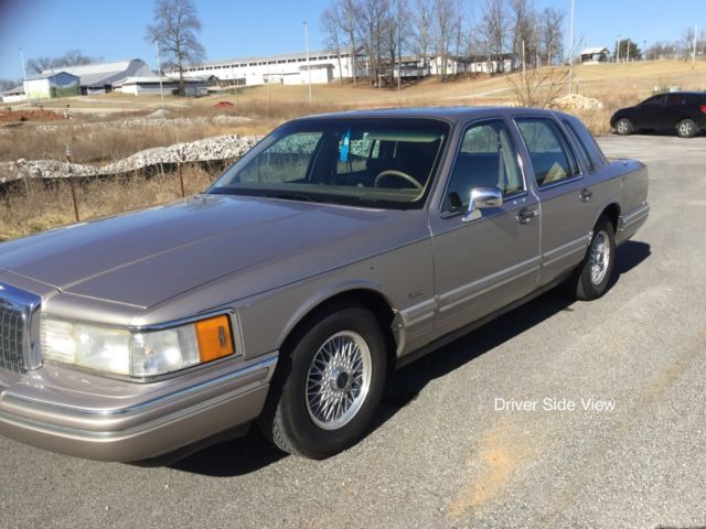 1994 Lincoln Town Car Signature Series - photo 2