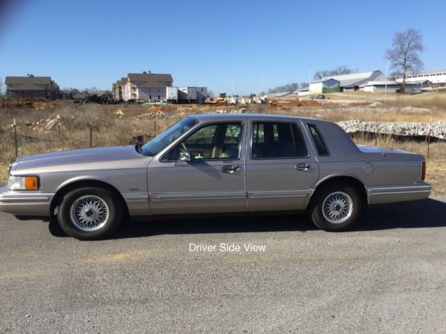 1994 Lincoln Town Car Signature Series - photo 3