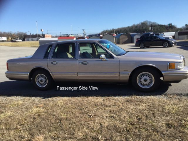 1994 Lincoln Town Car Signature Series - photo 4