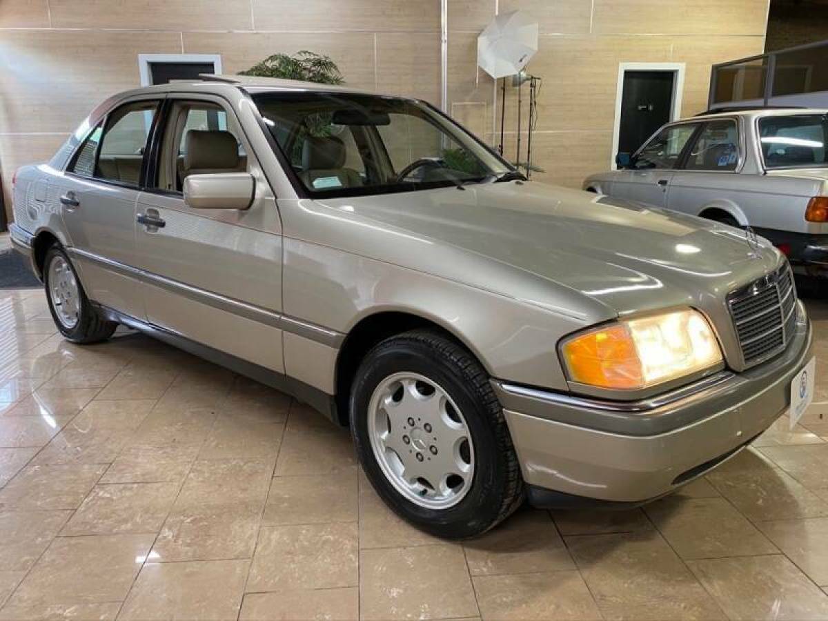 1994 Mercedes-Benz C-Class C 220 4dr Sedan Automatic 4-Speed RWD I4 2.2L 1994 Mercedes-Benz C-Class C 220 4dr Sedan