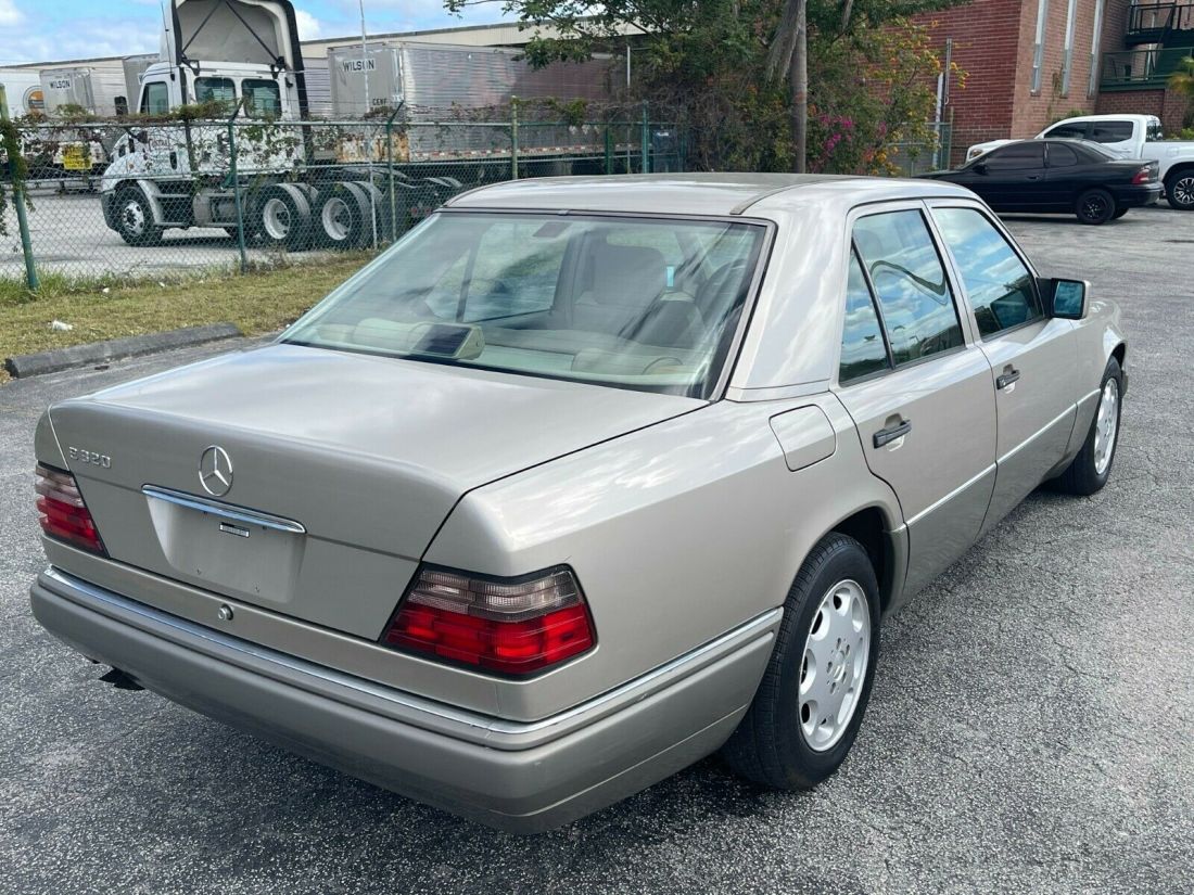 1994 Mercedes-Benz E-Class E 320 4dr Sedan - photo 10