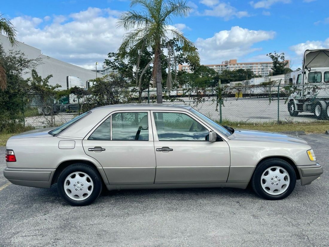 1994 Mercedes-Benz E-Class E 320 4dr Sedan - photo 2
