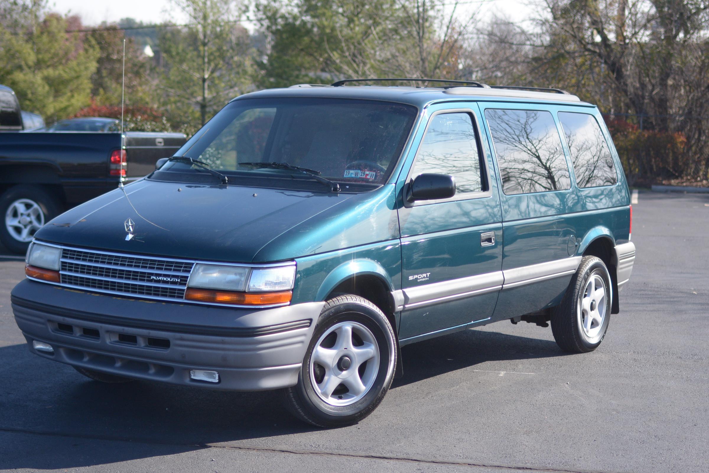 1994 Plymouth Voyager SE - photo 2