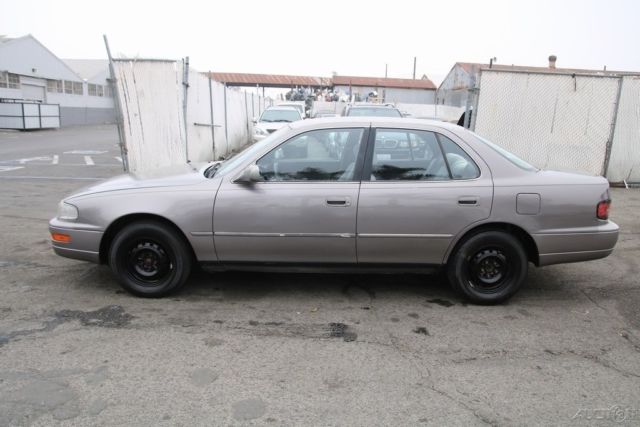 1994 Toyota Camry LE - photo 2