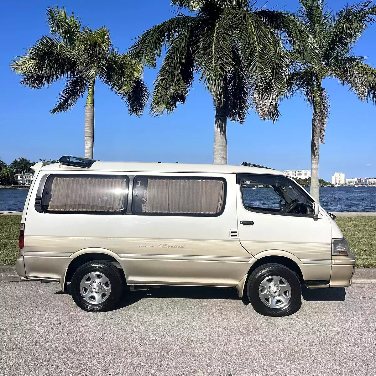 1994 TOYOTA HIACE VAN SUPER CUSTOM LIMITED LOW 47K MILES CAMPER DIESEL USPS 1994 Toyota Super Custom VW EUVROVAN MAZDA BONGO FRIENDEE PREVIA ESTIMA
