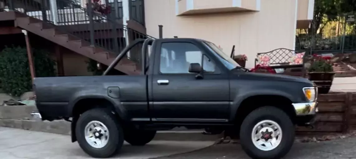 1994 Toyota Pickup Black 1/2 TON SHORT WHEELBASE DX 1994 Toyota Pickup 1/2 TON SHORT WHEELBASE DX